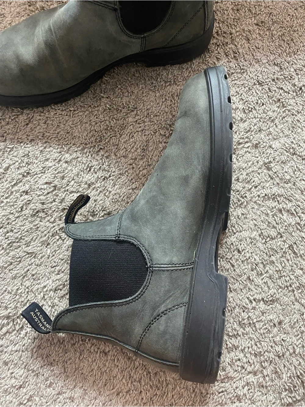 Blundstone Men’s Chelsea Boot. Black/gray color Nubuck leather